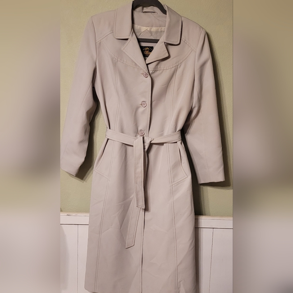 Elegant Women's Cream Trench Coat